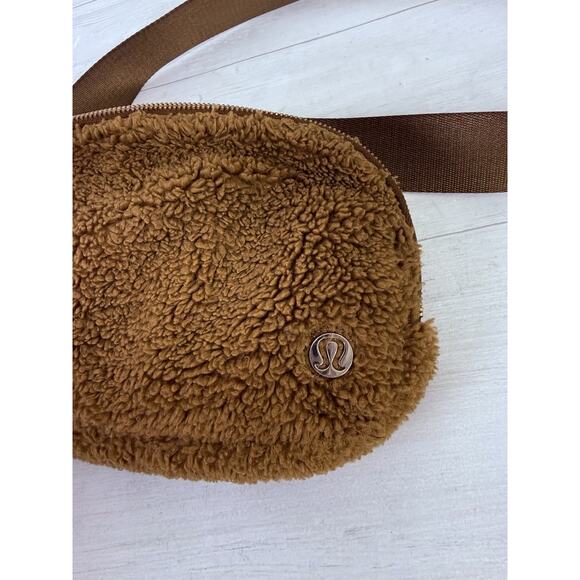 Lululemon Everywhere Belt Bag Fleece Sherpa Burnt Caramel 2L Travel Outdoor - Picture 4 of 13